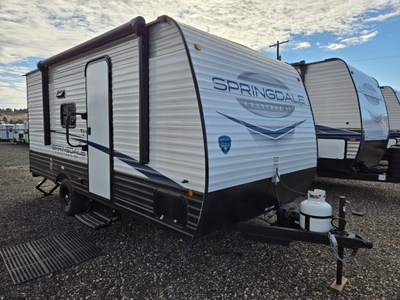 Keystone RV Springdale 1800BH travel trailer parked on the dealer's lot