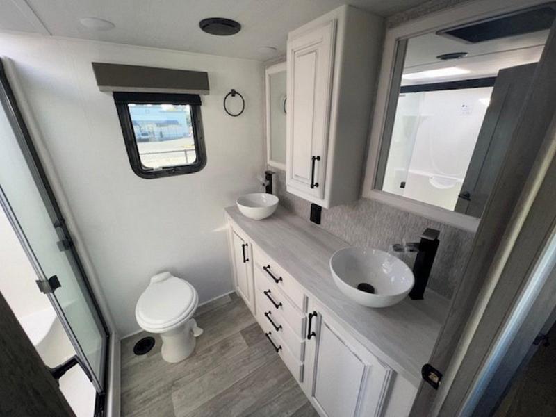 Keystone RV Montana 3231CK bathroom with dual vanity sinks